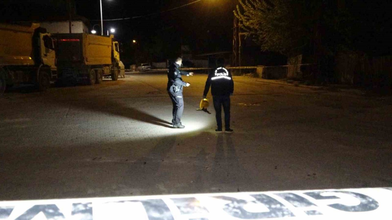 Evinin önünde silahlı saldırıya uğradı