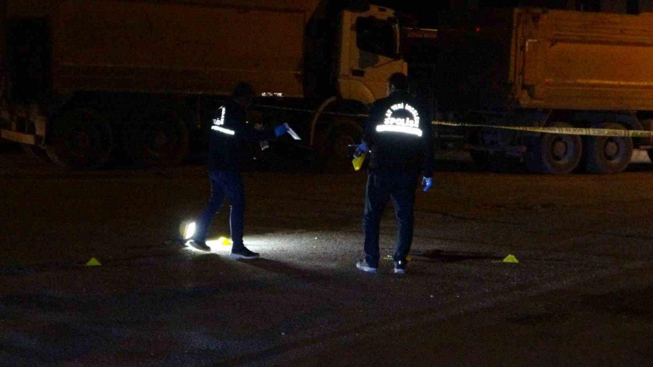 Evinin önünde silahlı saldırıya uğradı