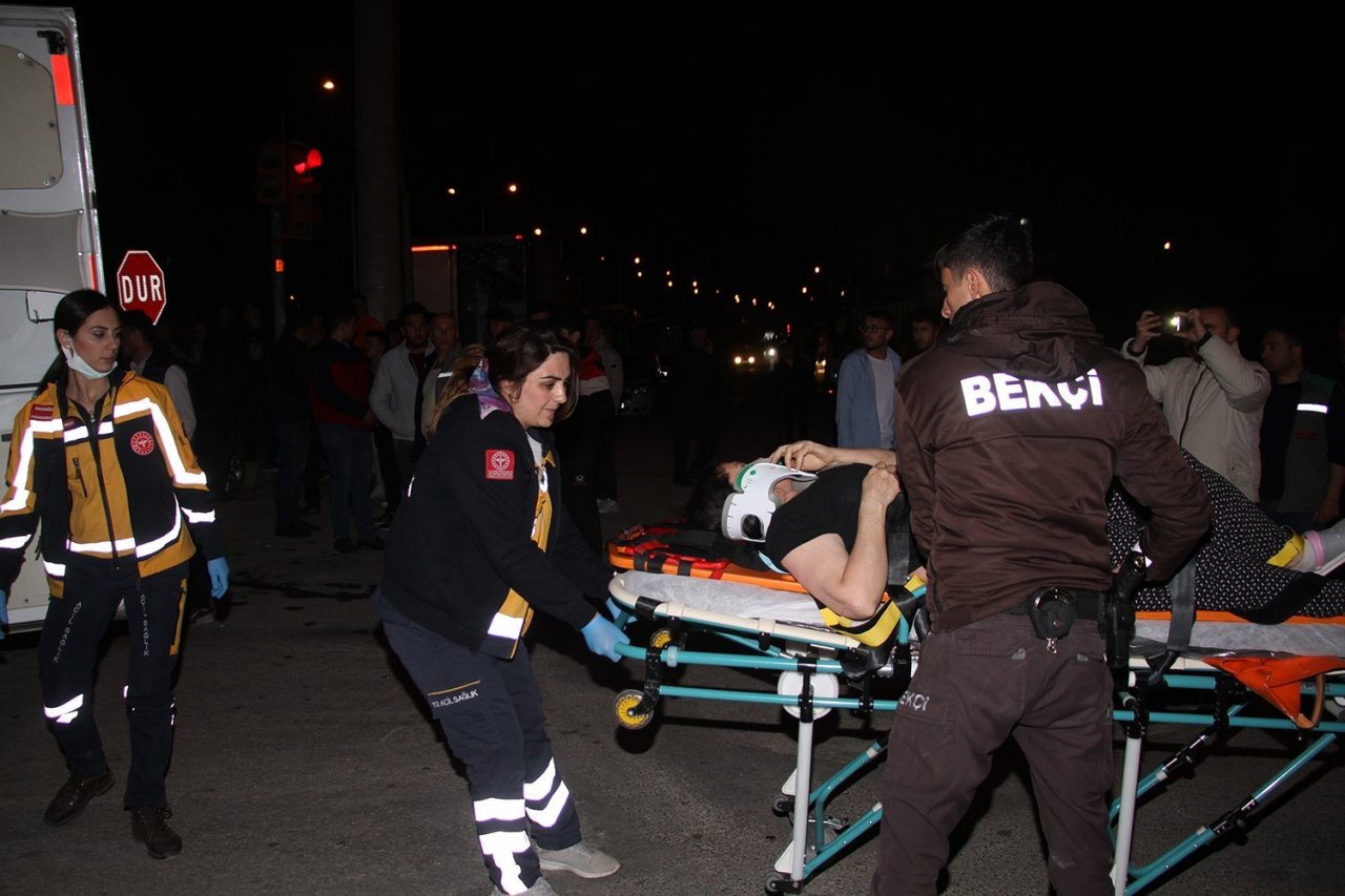 Otomobiller kavşakta çarpıştı: 3 yaralı