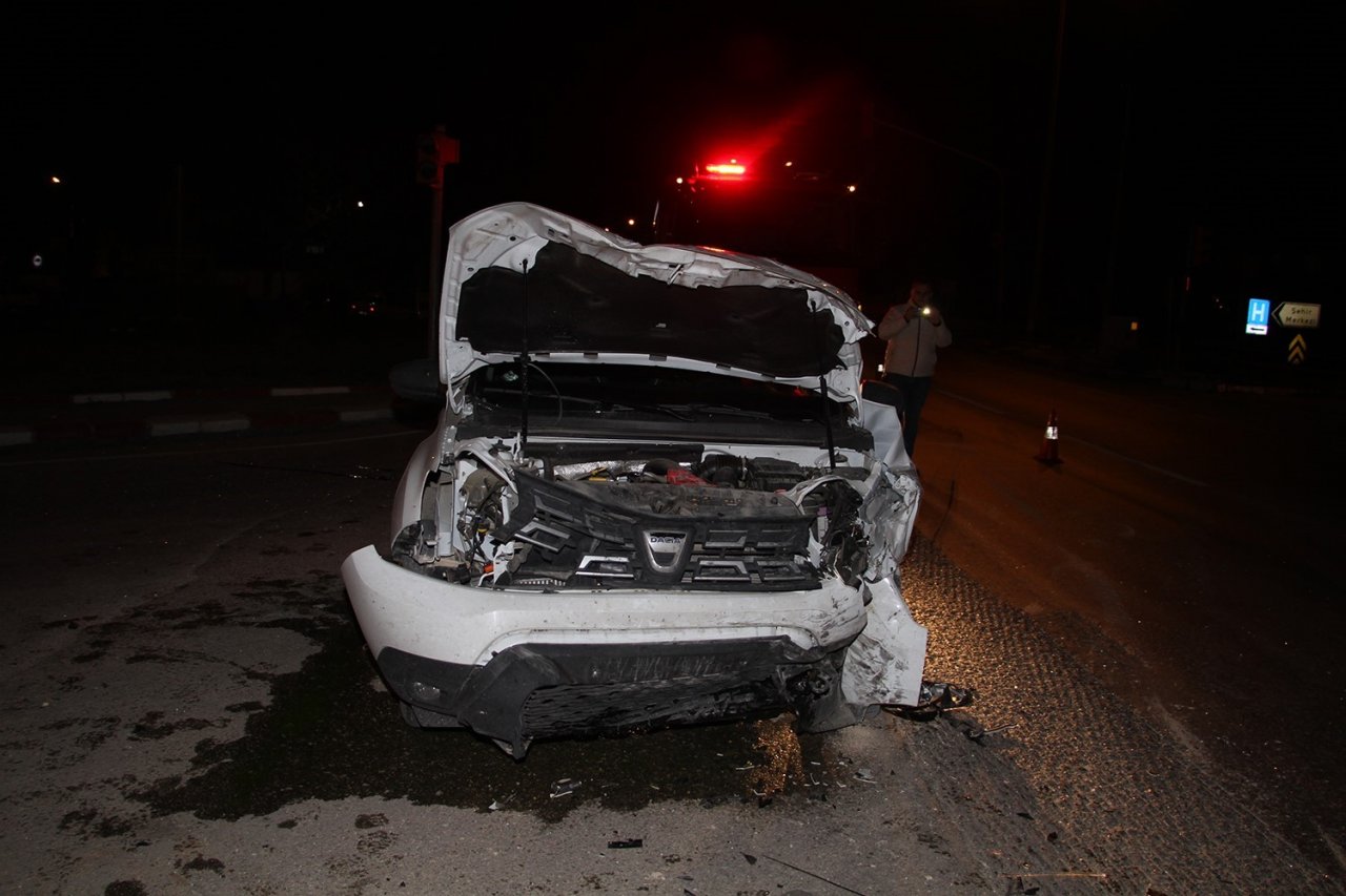 Otomobiller kavşakta çarpıştı: 3 yaralı