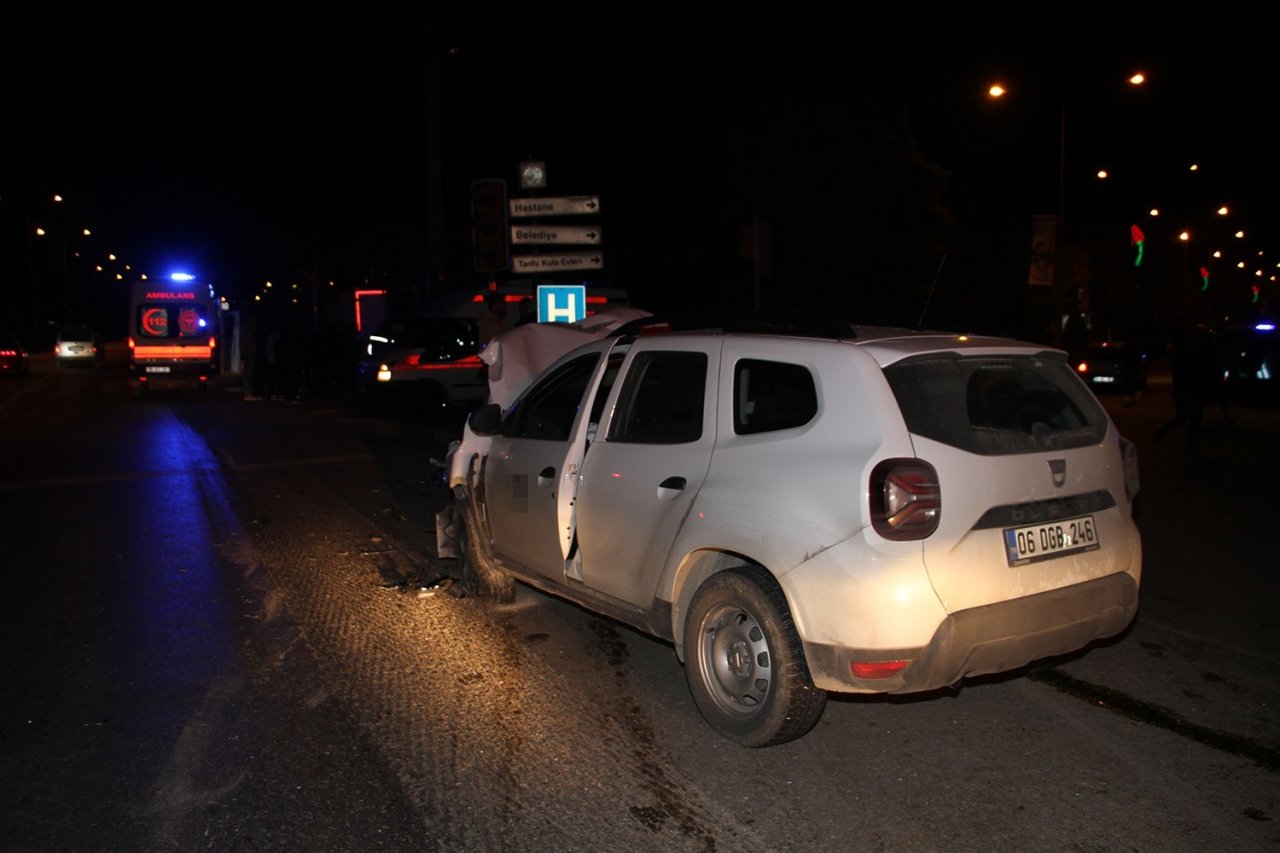 Otomobiller kavşakta çarpıştı: 3 yaralı