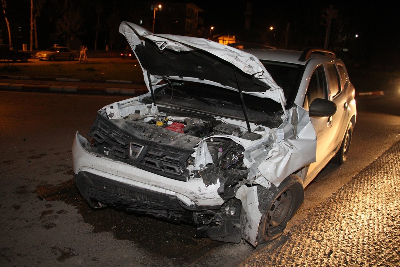 Otomobiller kavşakta çarpıştı: 3 yaralı