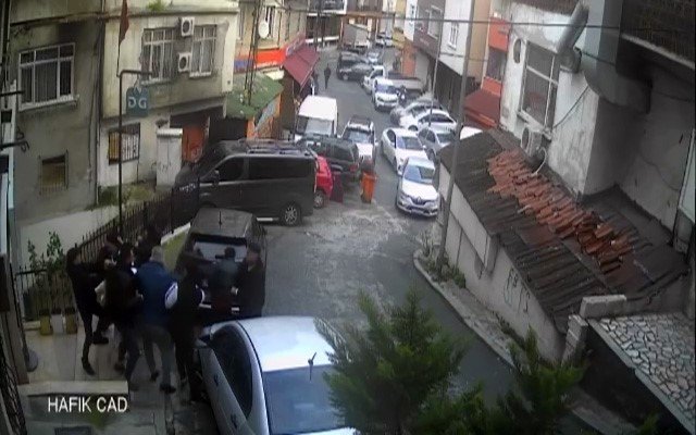 İstanbul’da dehşet anları kamerada: İşyerini basan gruptan bir kişi silahla havaya defalarca ateş açtı