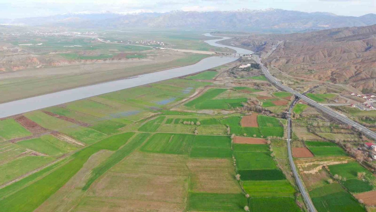 Risk alıp baraj sahasına ekim yapmışlardı: Emekleri sular altında kaldı