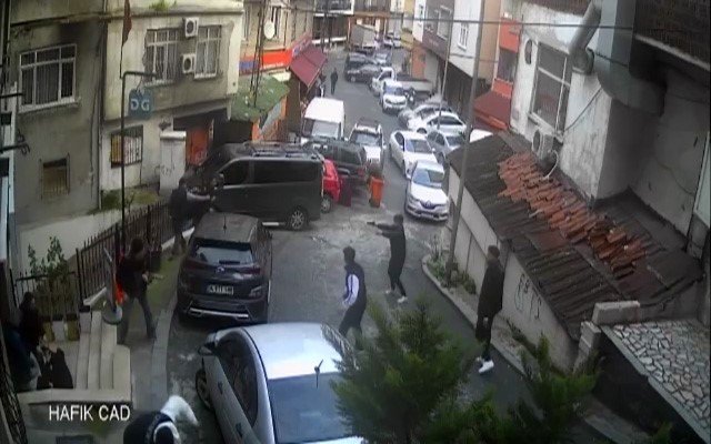 İstanbul’da dehşet anları kamerada: İşyerini basan gruptan bir kişi silahla havaya defalarca ateş açtı