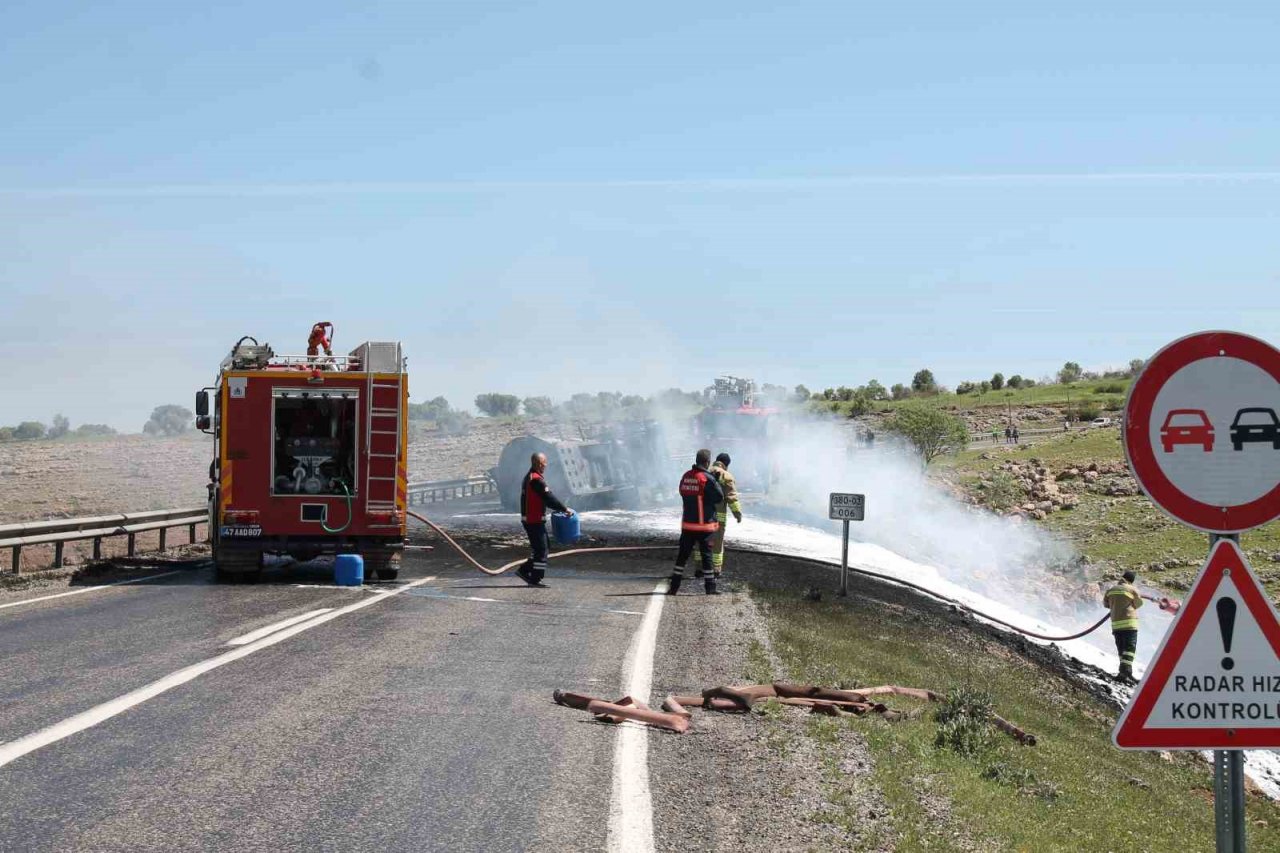 Ham petrol yüklü tır kamyonetle çarpıştı: 2 ölü, 4 yaralı