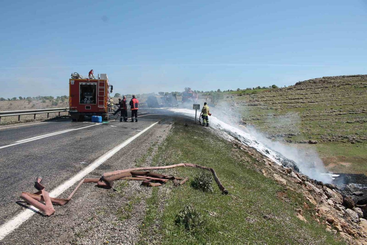 Ham petrol yüklü tır kamyonetle çarpıştı: 2 ölü, 4 yaralı
