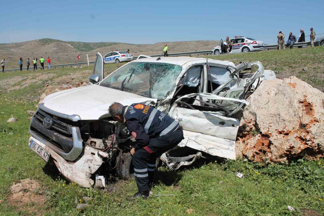 Ham petrol yüklü tır kamyonetle çarpıştı: 2 ölü, 4 yaralı