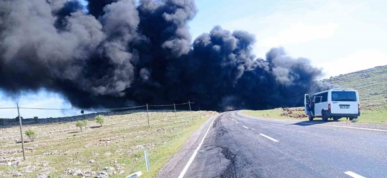 Ham petrol yüklü tır kamyonetle çarpıştı: 2 ölü, 4 yaralı