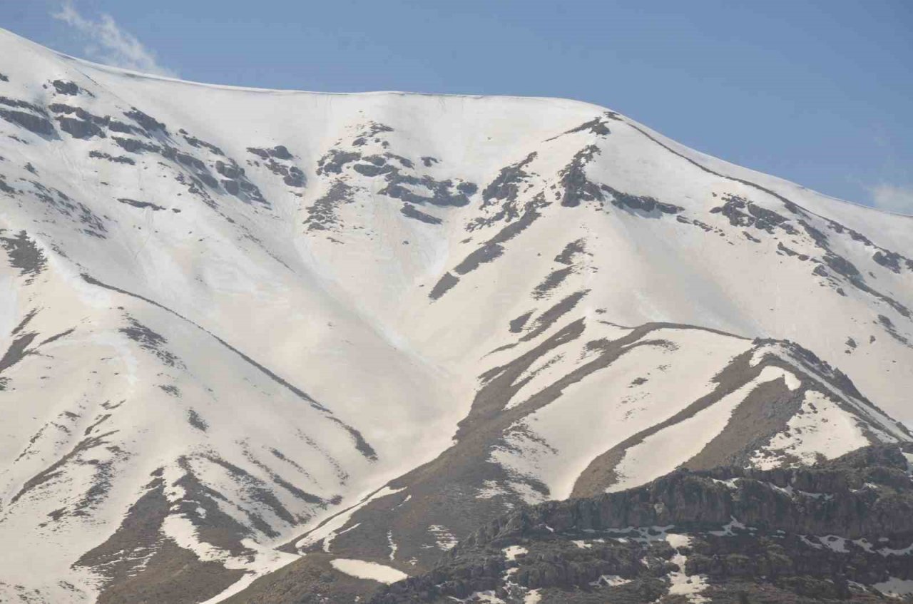 Şırnak’ta zirvelerdeki kar erimeye başladı