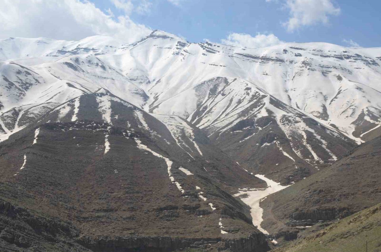 Şırnak’ta zirvelerdeki kar erimeye başladı