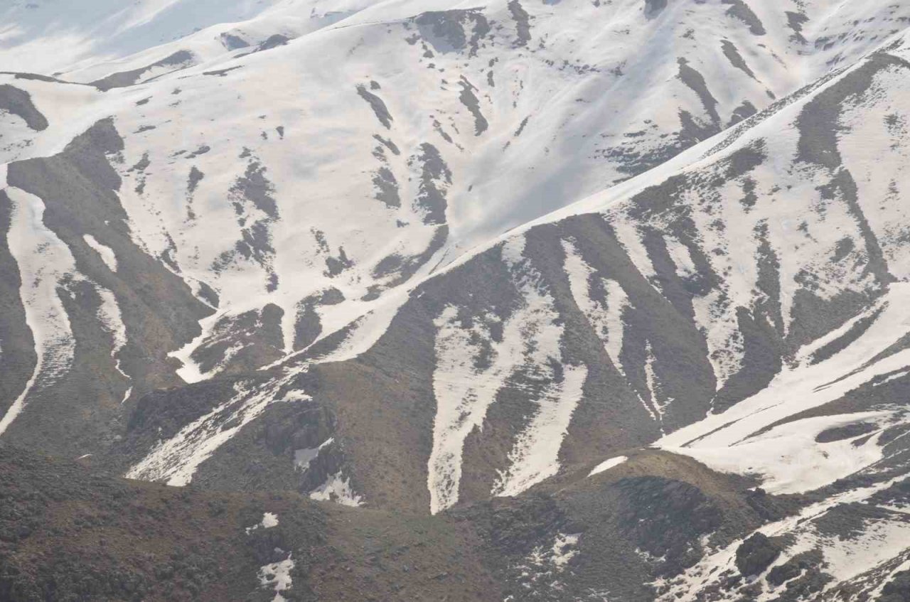 Şırnak’ta zirvelerdeki kar erimeye başladı