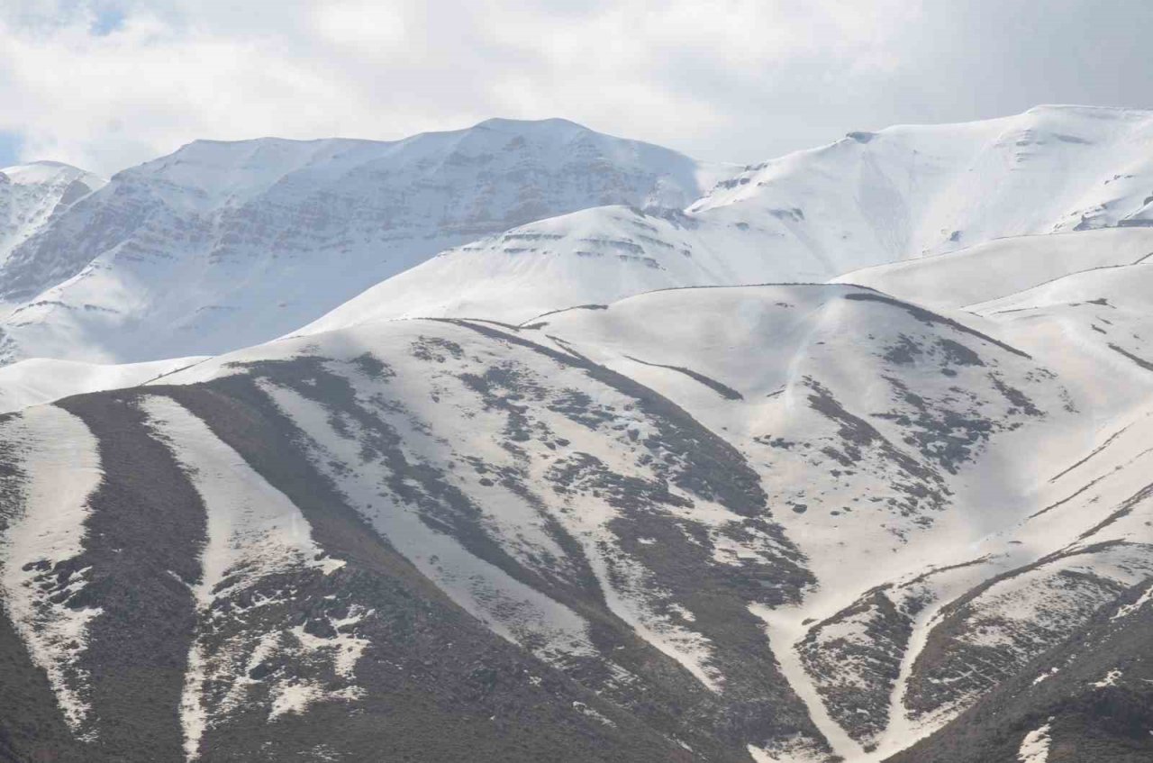 Şırnak’ta zirvelerdeki kar erimeye başladı