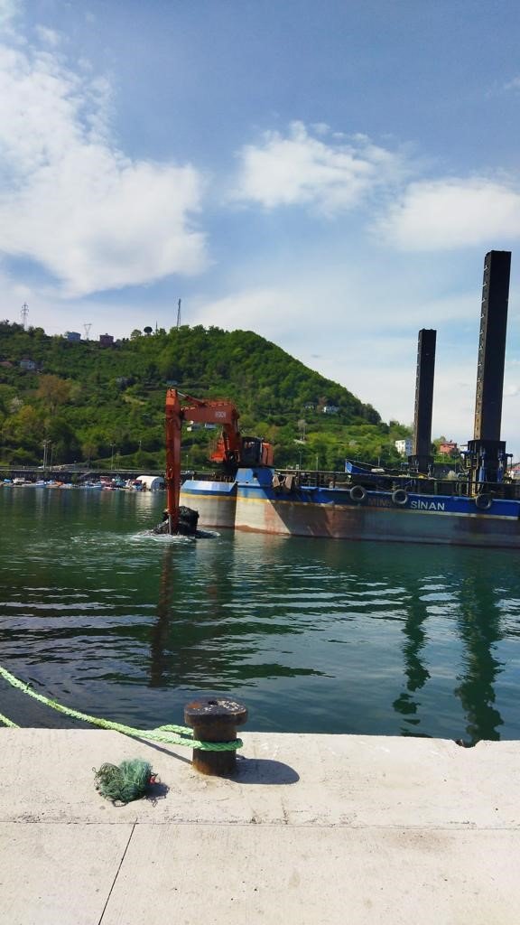 Balıkçı tekneleri limanlarına daha rahat yanaşması için liman içlerinde dip temizliği başlatıldı