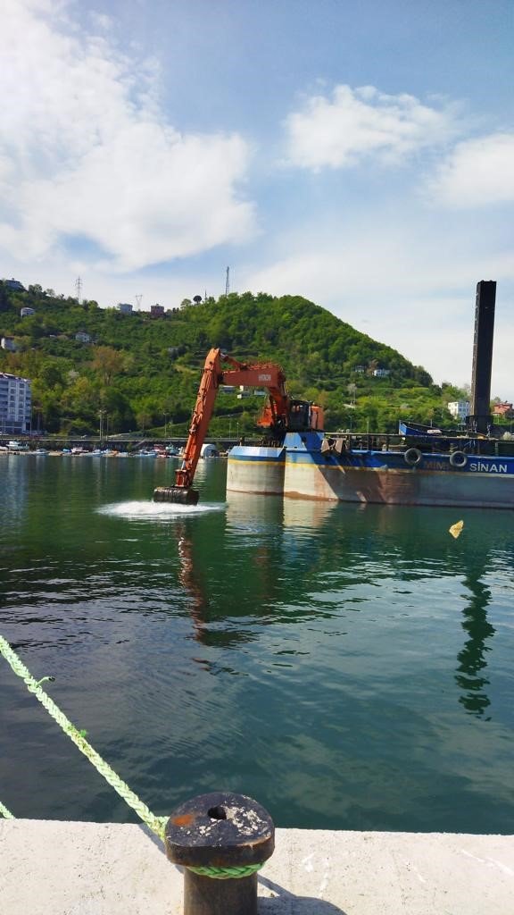 Balıkçı tekneleri limanlarına daha rahat yanaşması için liman içlerinde dip temizliği başlatıldı