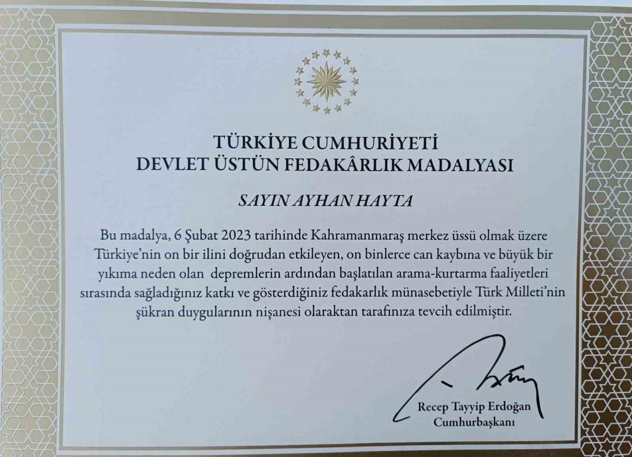Cumhurbaşkanı Erdoğan’dan Ümraniye Belediyesi Sivil Savunma Arama Kurtarma Ekibi’ne Devlet Üstün Fedakârlık Madalyası