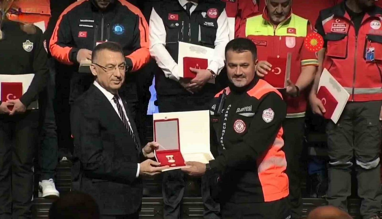 Cumhurbaşkanı Erdoğan’dan Ümraniye Belediyesi Sivil Savunma Arama Kurtarma Ekibi’ne Devlet Üstün Fedakârlık Madalyası