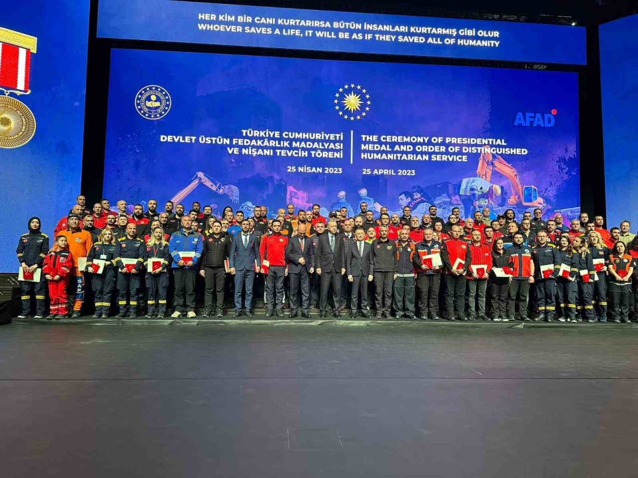 Cumhurbaşkanı Erdoğan’dan Ümraniye Belediyesi Sivil Savunma Arama Kurtarma Ekibi’ne Devlet Üstün Fedakârlık Madalyası