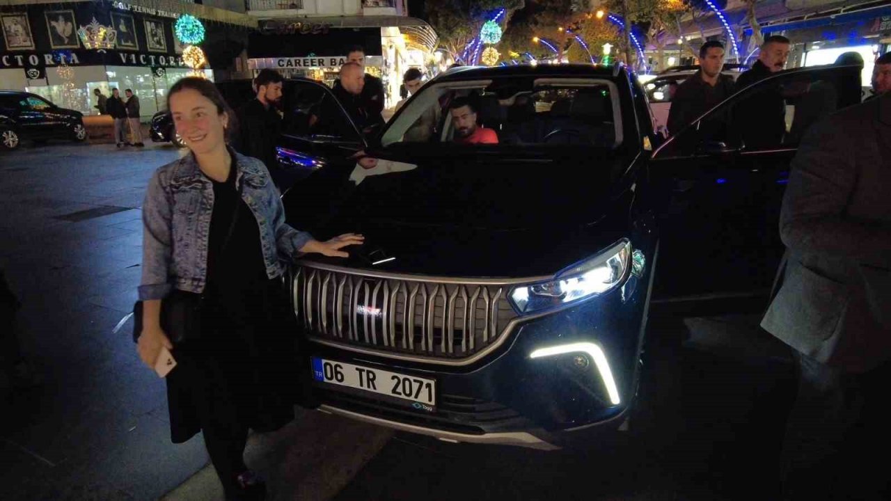 Bakan Çavuşoğlu TOGG ile gezdi, turist ve esnaf yoğun ilgi gösterdi