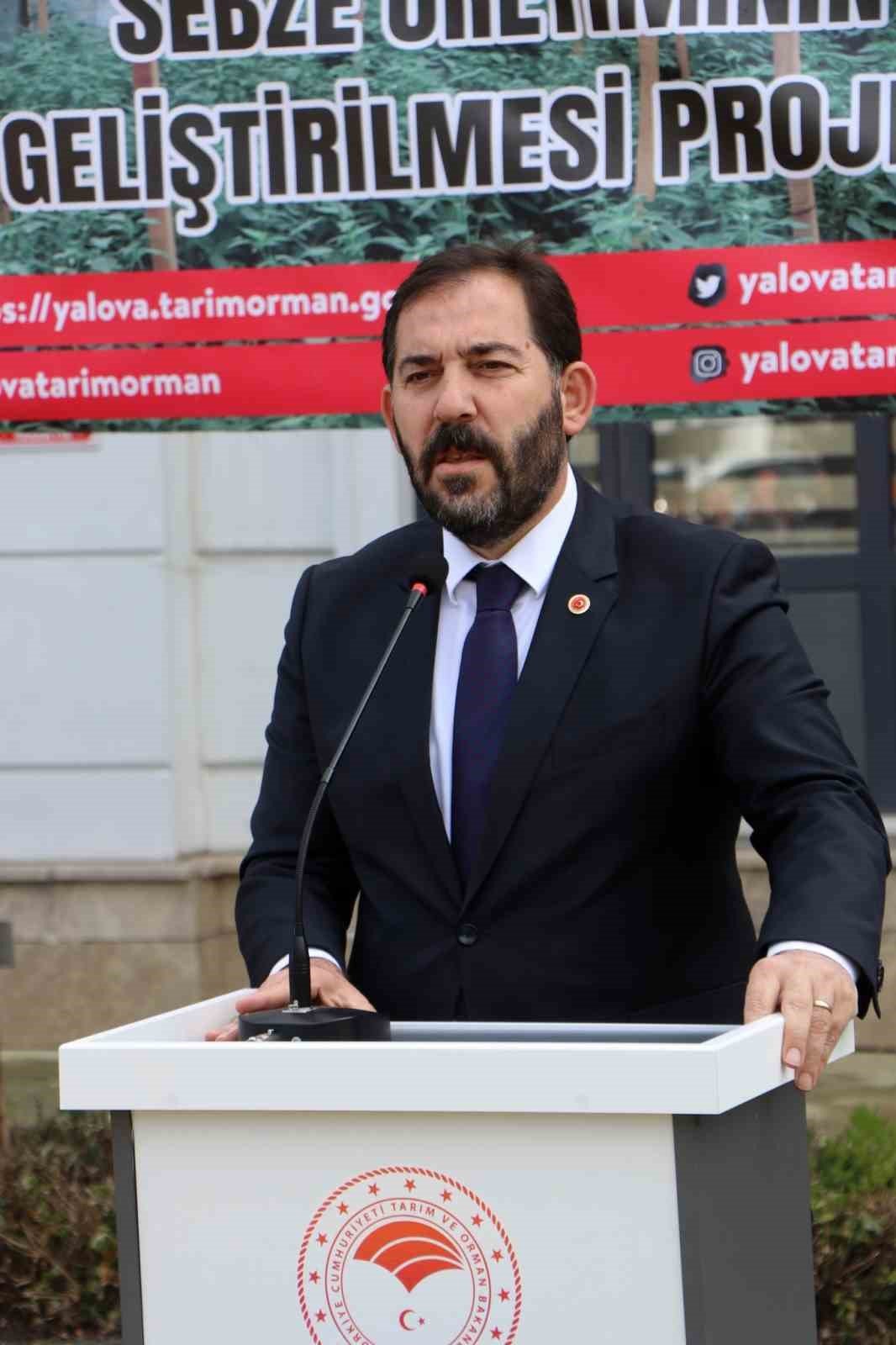 Yalova’da çiftçilere 252 bin adet sebze fidesi dağıttı