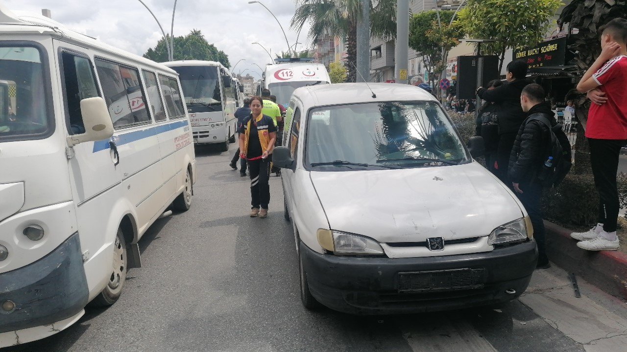 Yayalara yol veren ATV’ye hafif ticari araç çarptı: 3 yaralı