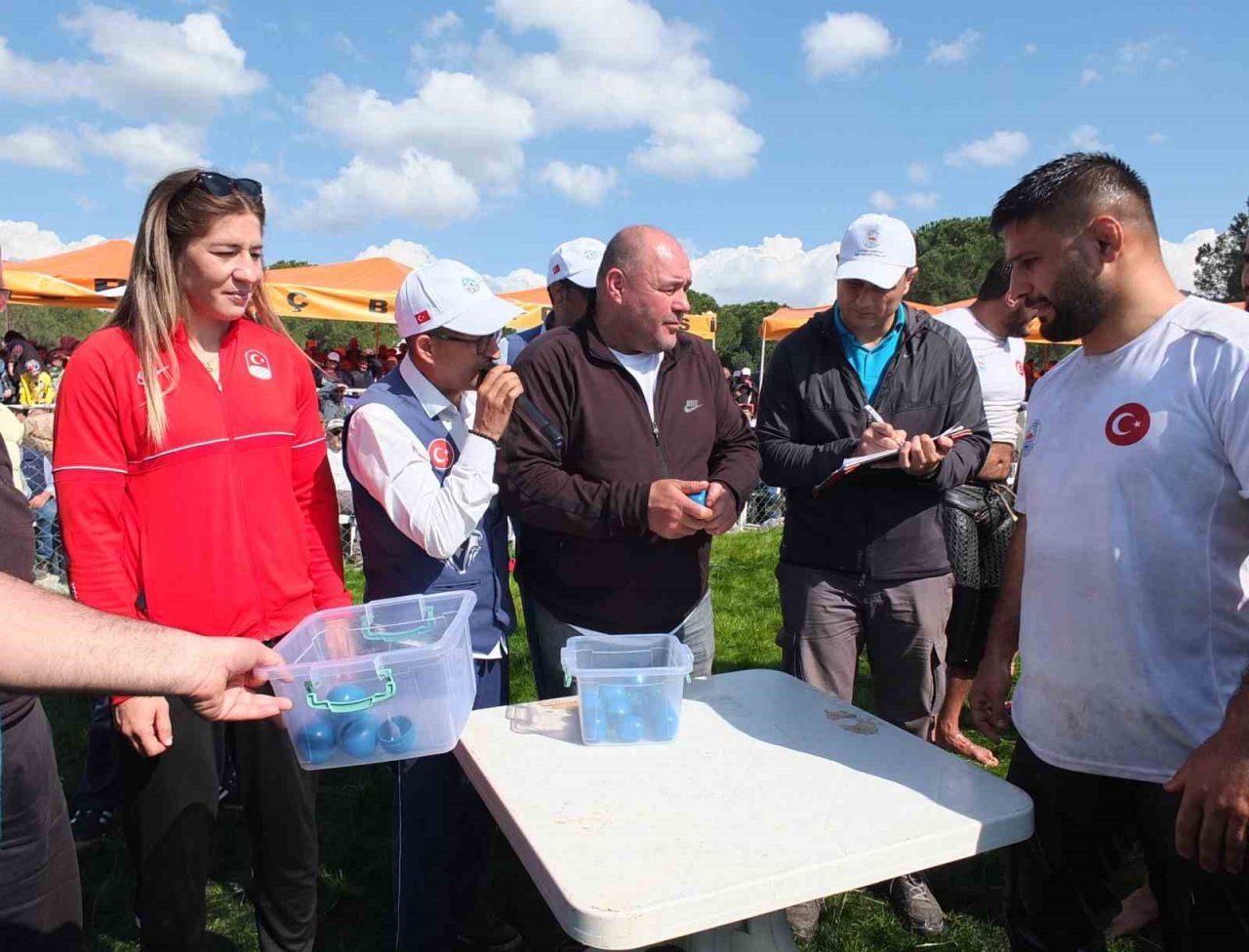 Balıkesir Gömeç Yağlı Güreşleri’ne 41 başpehlivan katıldı