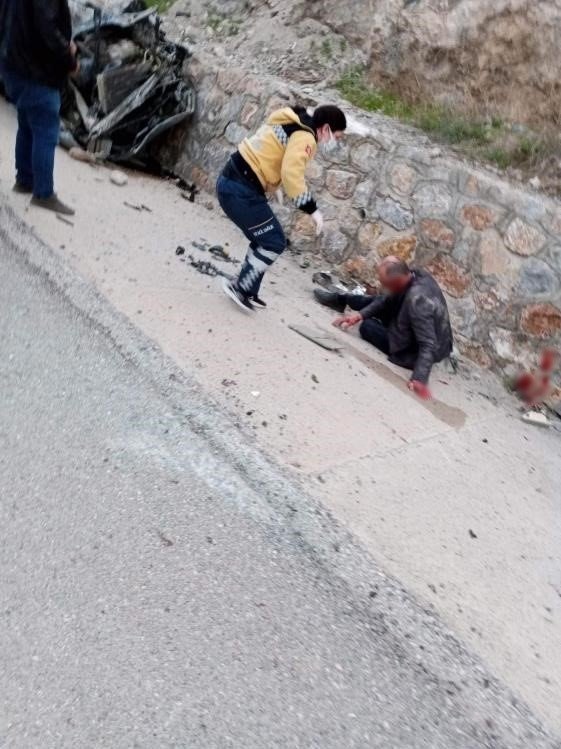 İki otomobilin çarpıştığı kazada 3’ü ağır, 5 kişi yaralandı