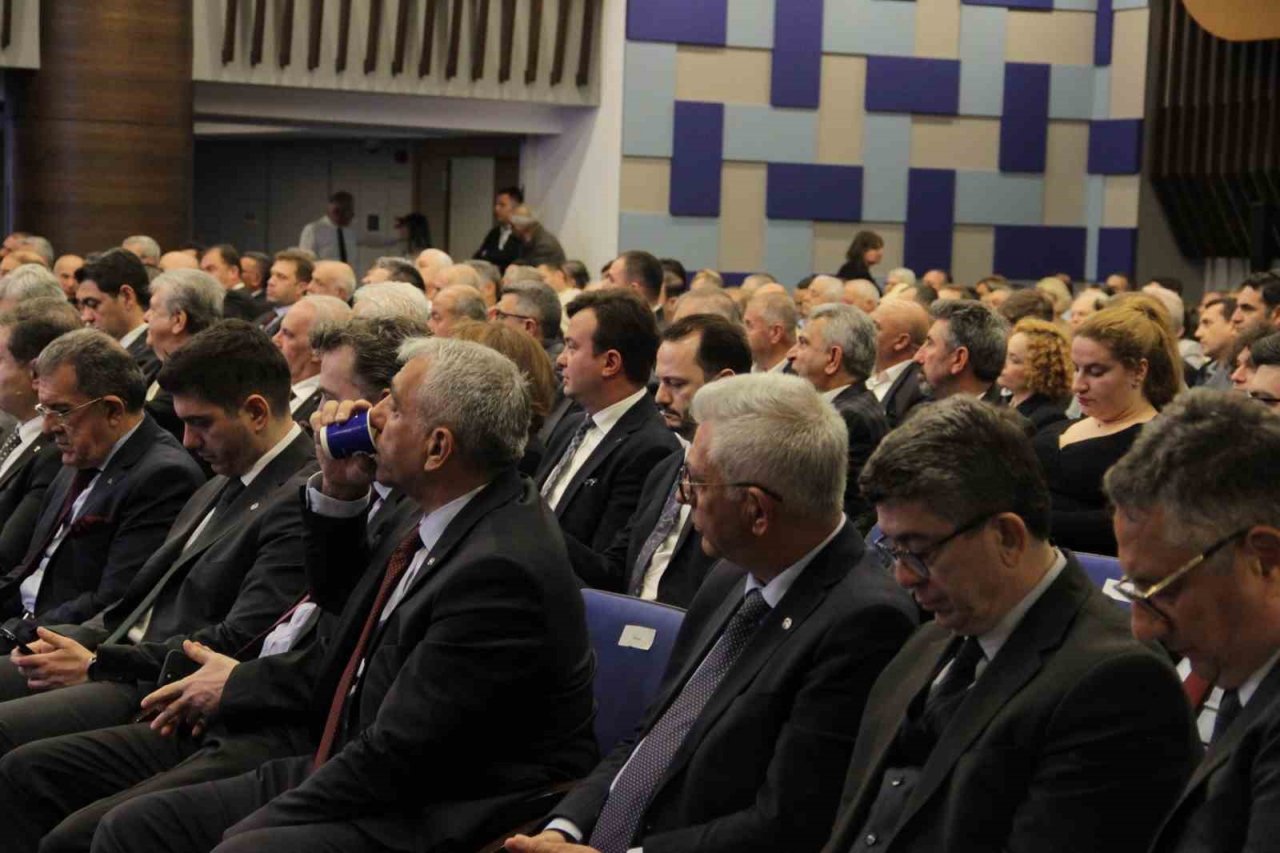 AK Parti Genel Başkan Vekili Binali Yıldırım, İZTO’da toplantıya katıldı