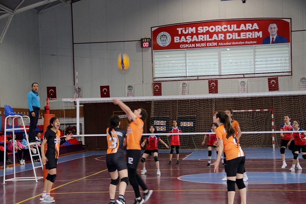 Akçaabat’ta çocuklara ve gençlere yönelik sportif ve kültürel etkinlikler devam ediyor