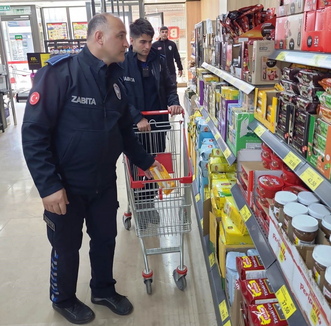 Altınova’da marketler denetlendi