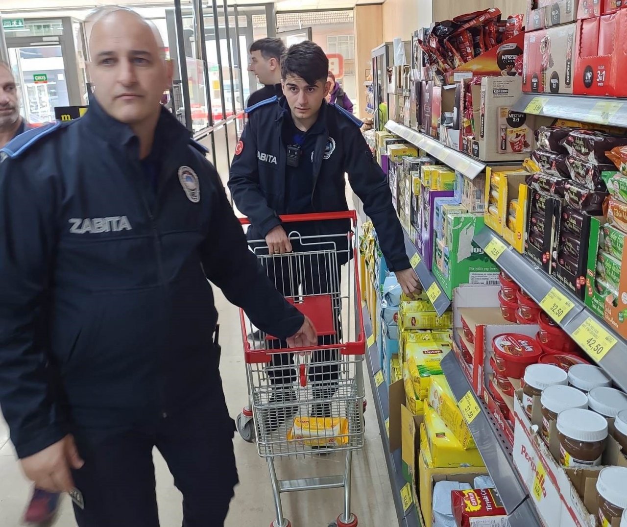 Altınova’da marketler denetlendi