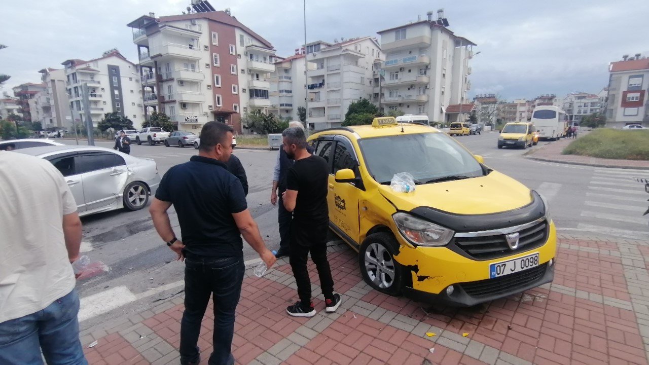 Antalya’da ticari taksi ile otomobil çarpıştı: 2 yaralı