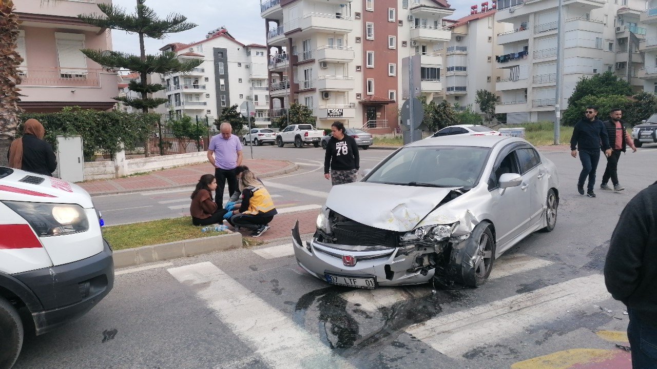 Antalya’da ticari taksi ile otomobil çarpıştı: 2 yaralı