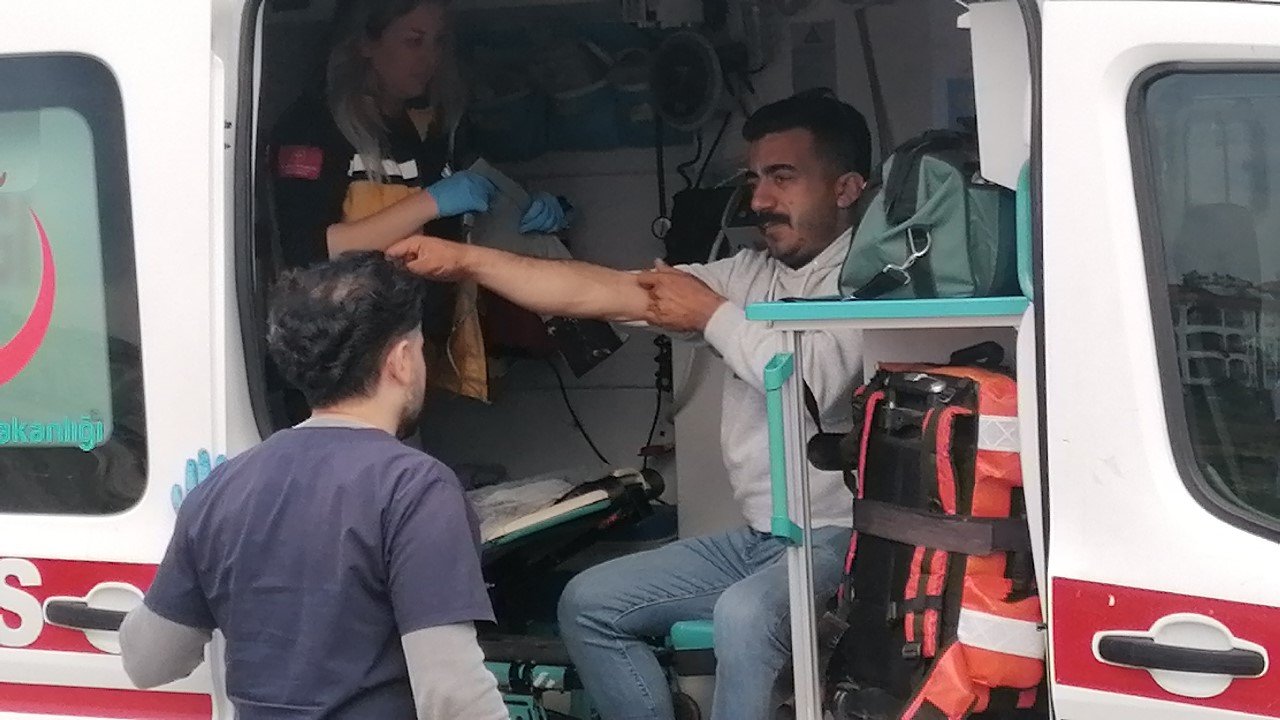 Antalya’da ticari taksi ile otomobil çarpıştı: 2 yaralı