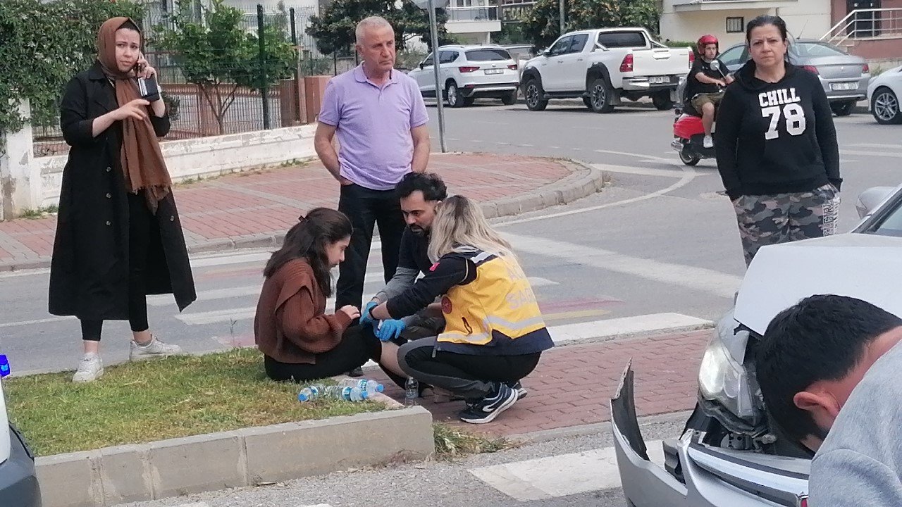 Antalya’da ticari taksi ile otomobil çarpıştı: 2 yaralı