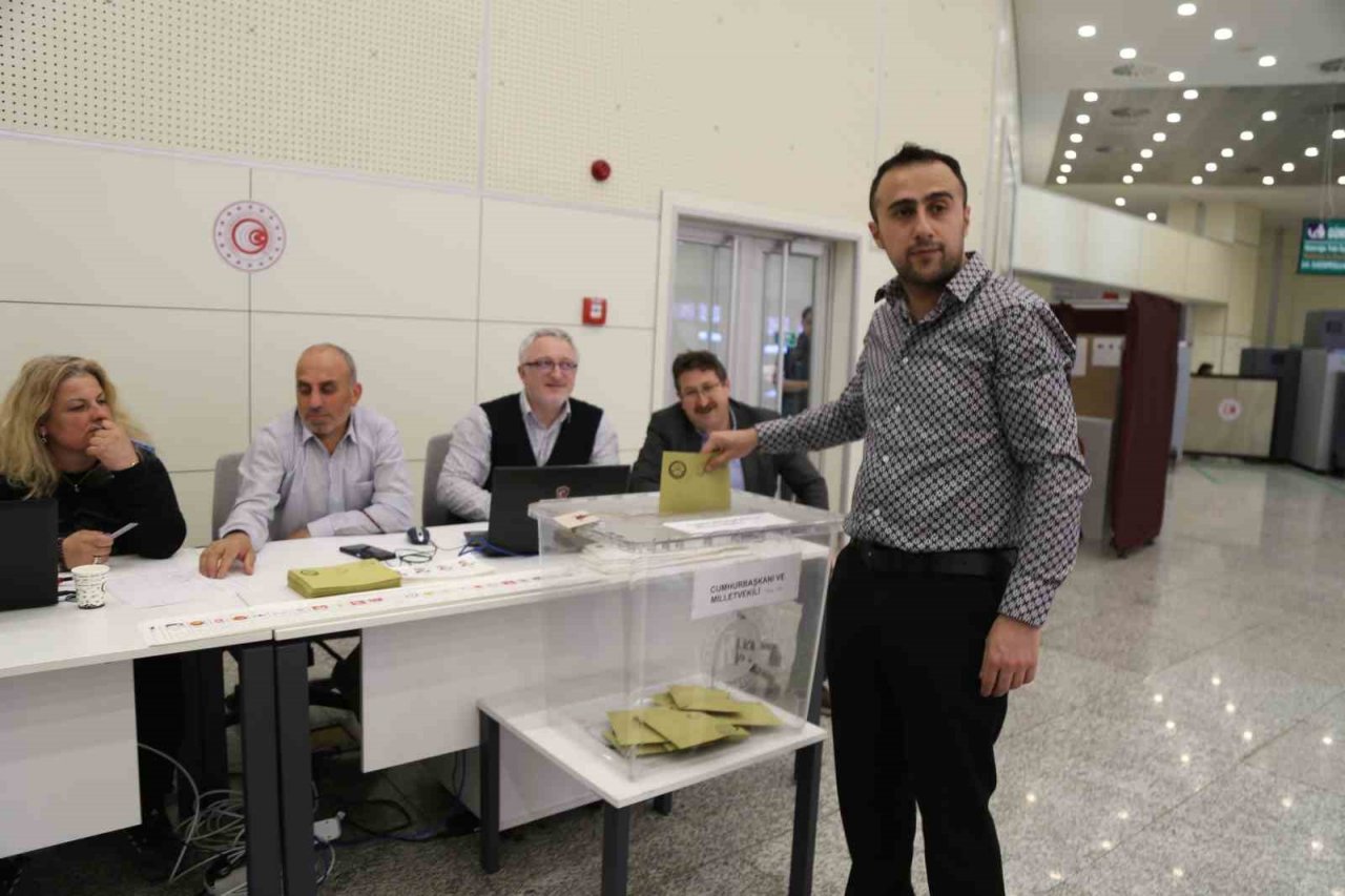 Sarp Sınır Kapısı’nda oy kullanma işlemi başladı