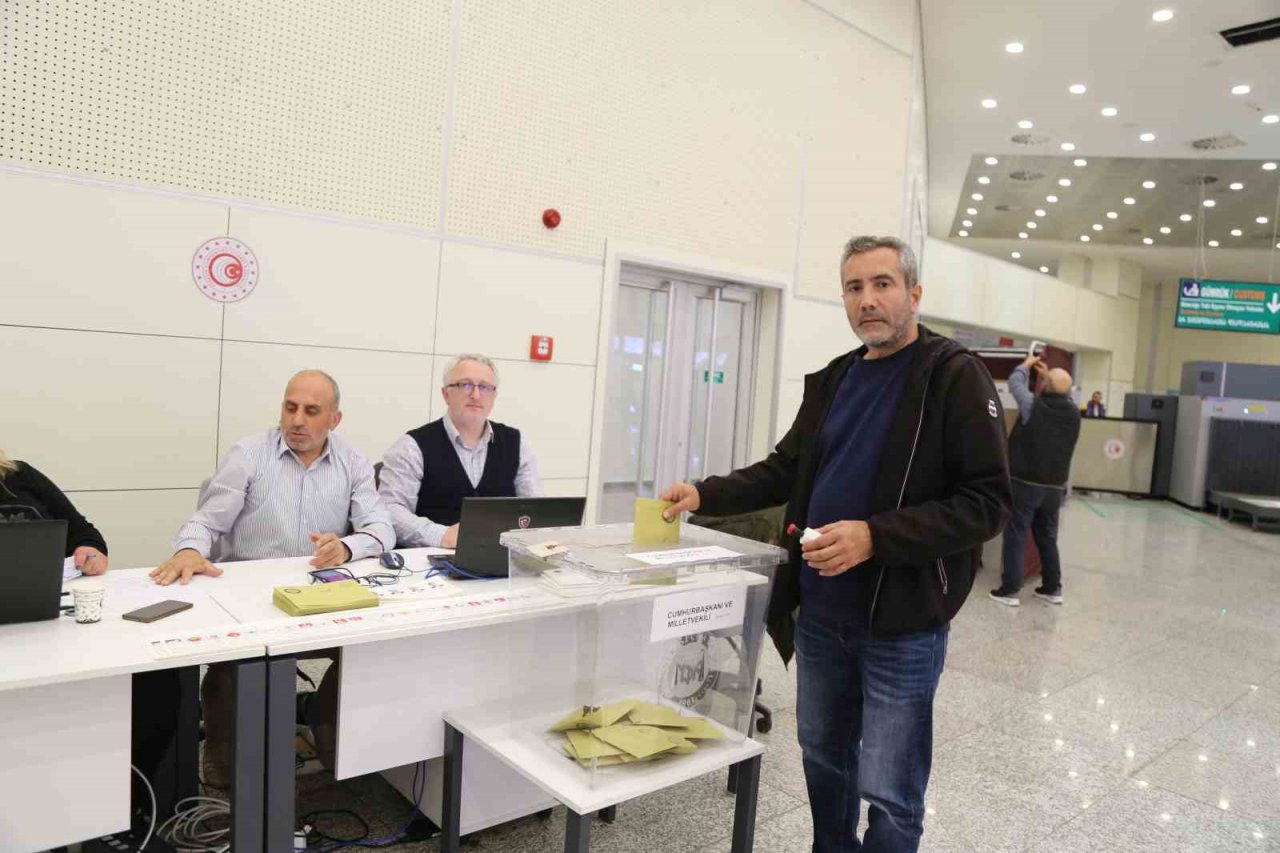 Sarp Sınır Kapısı’nda oy kullanma işlemi başladı
