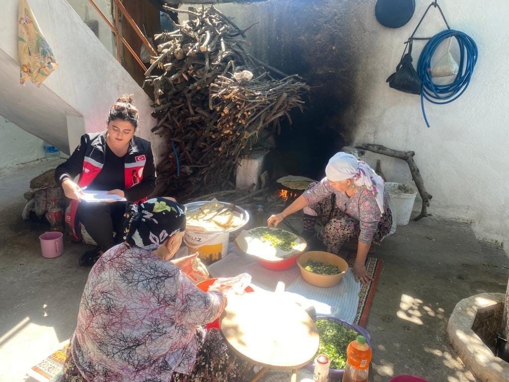 Efeler’de ihtiyaç sahibi aileler unutulmuyor