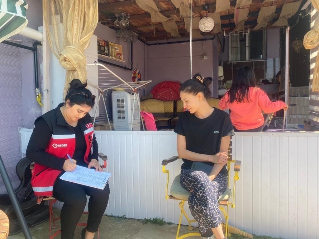 Efeler’de ihtiyaç sahibi aileler unutulmuyor