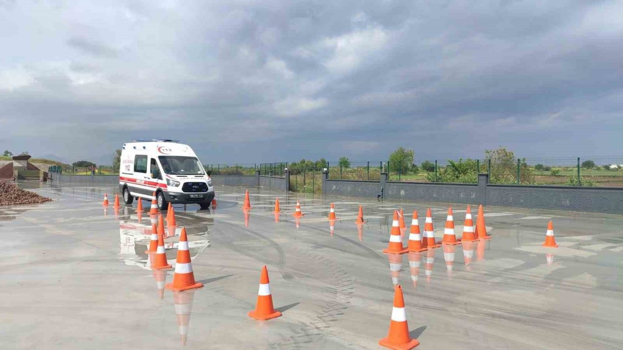 Aydın İl Sağlık Müdürü Şenkul ambulansın direksiyonuna geçti