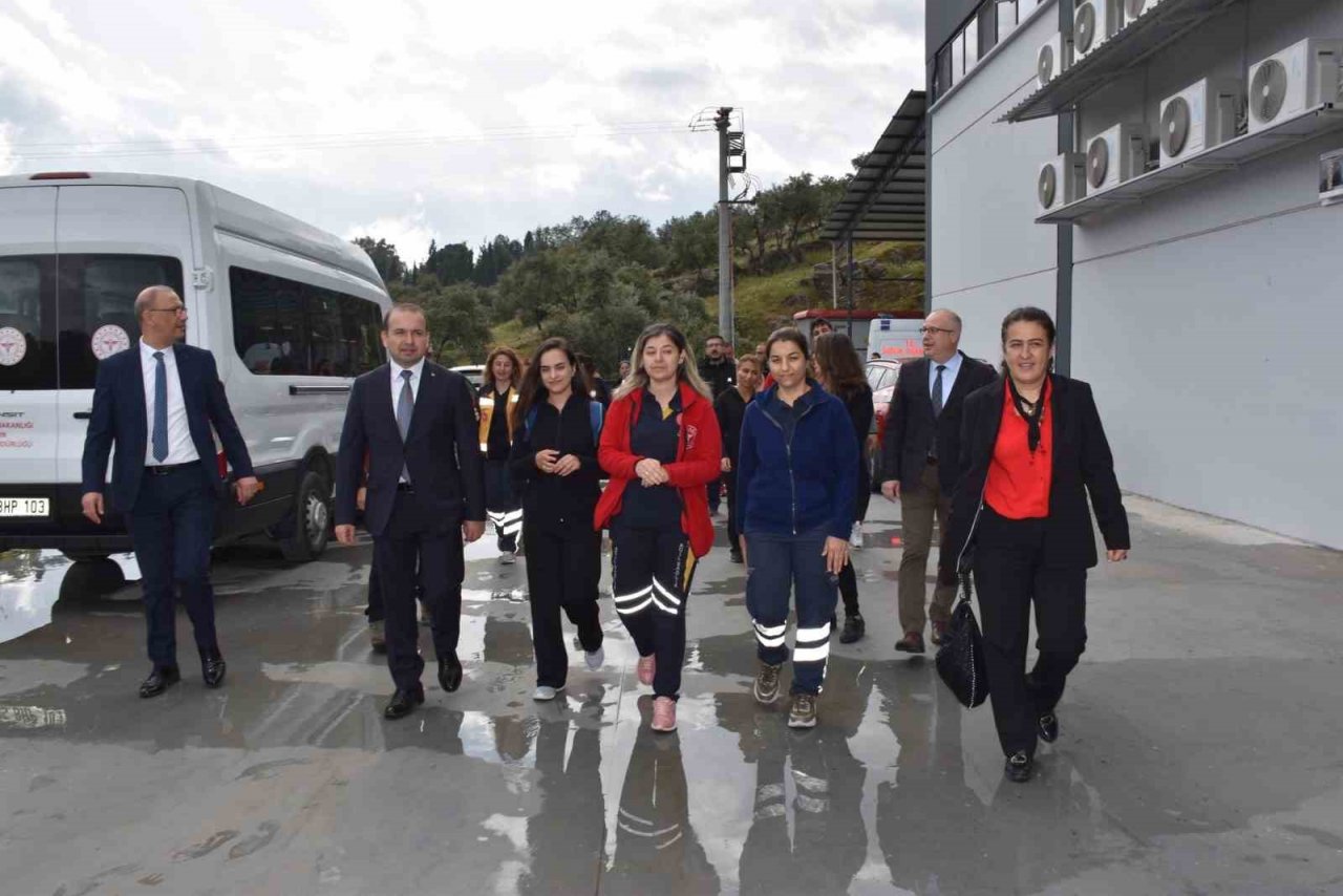 Aydın İl Sağlık Müdürü Şenkul ambulansın direksiyonuna geçti