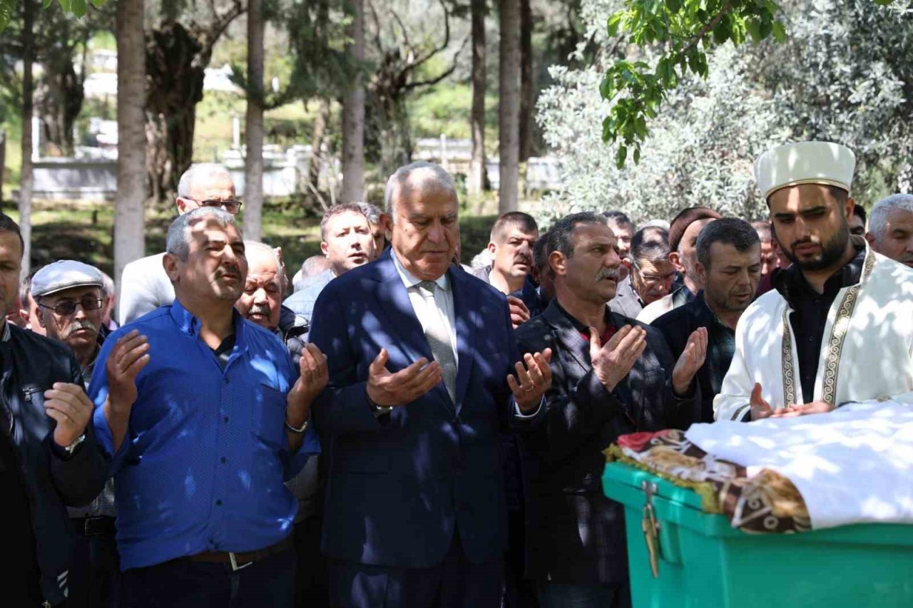 Protokolün renkli siması son yolculuğuna yalnız uğurlandı