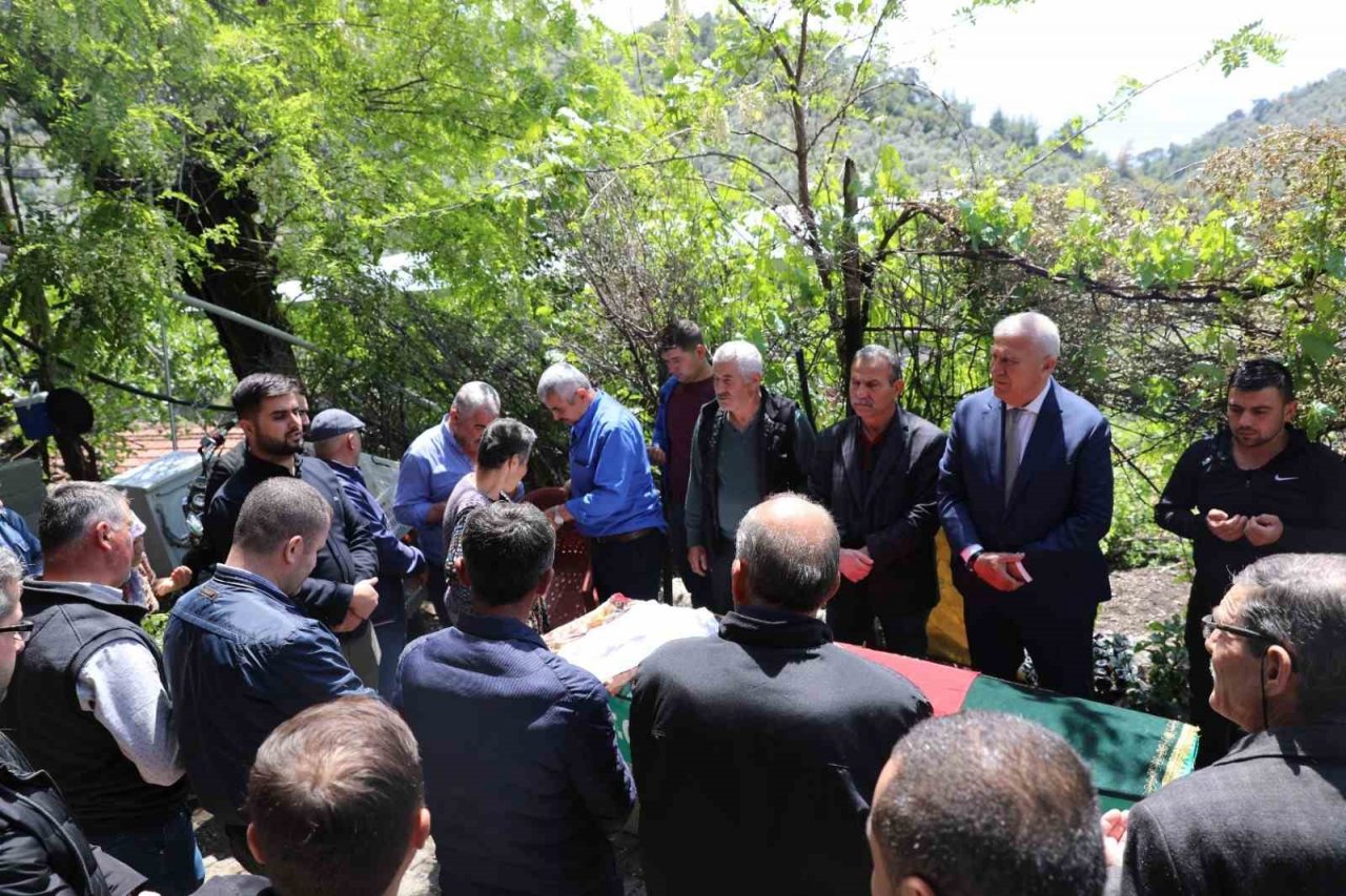 Protokolün renkli siması son yolculuğuna yalnız uğurlandı