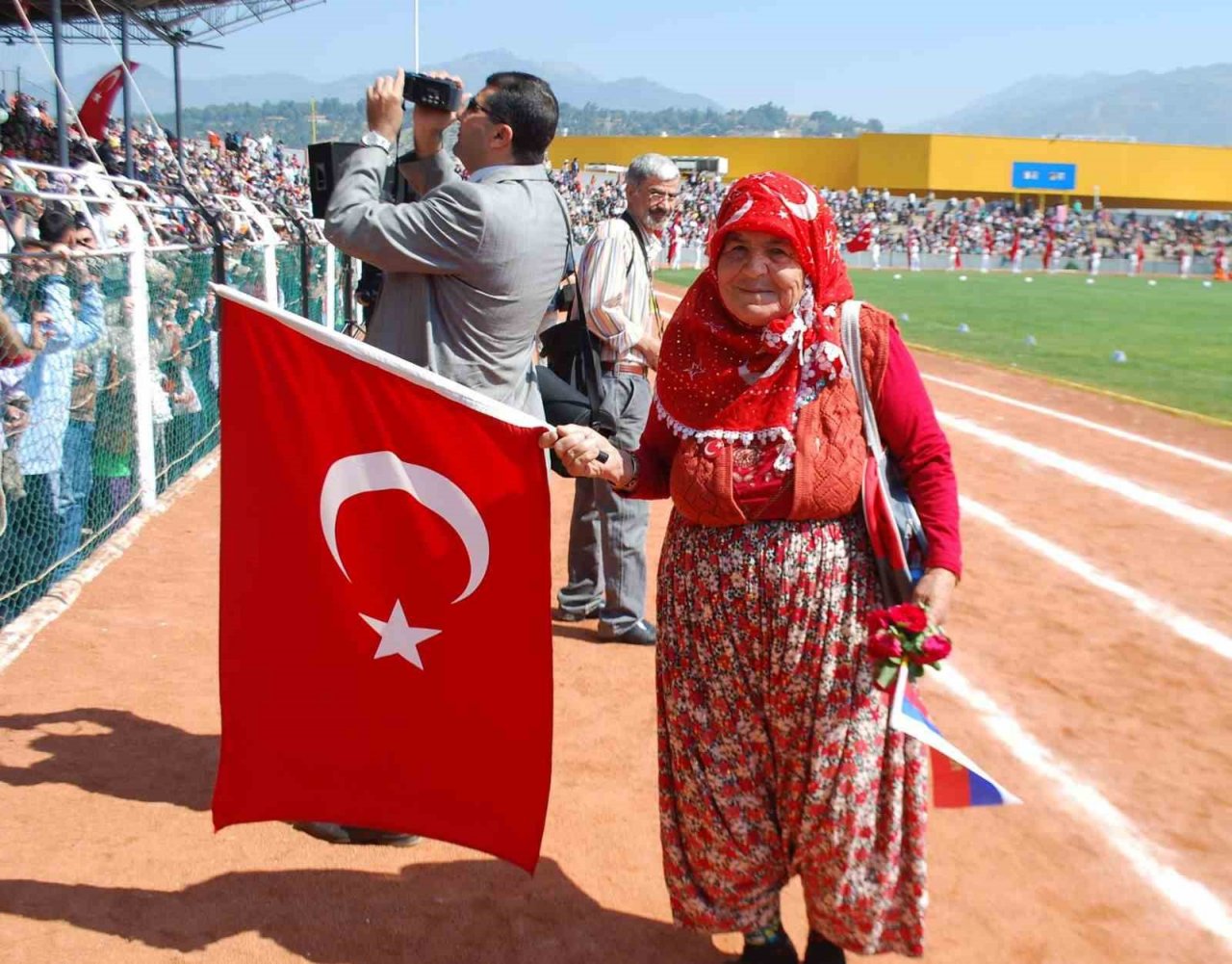Protokolün renkli siması son yolculuğuna yalnız uğurlandı