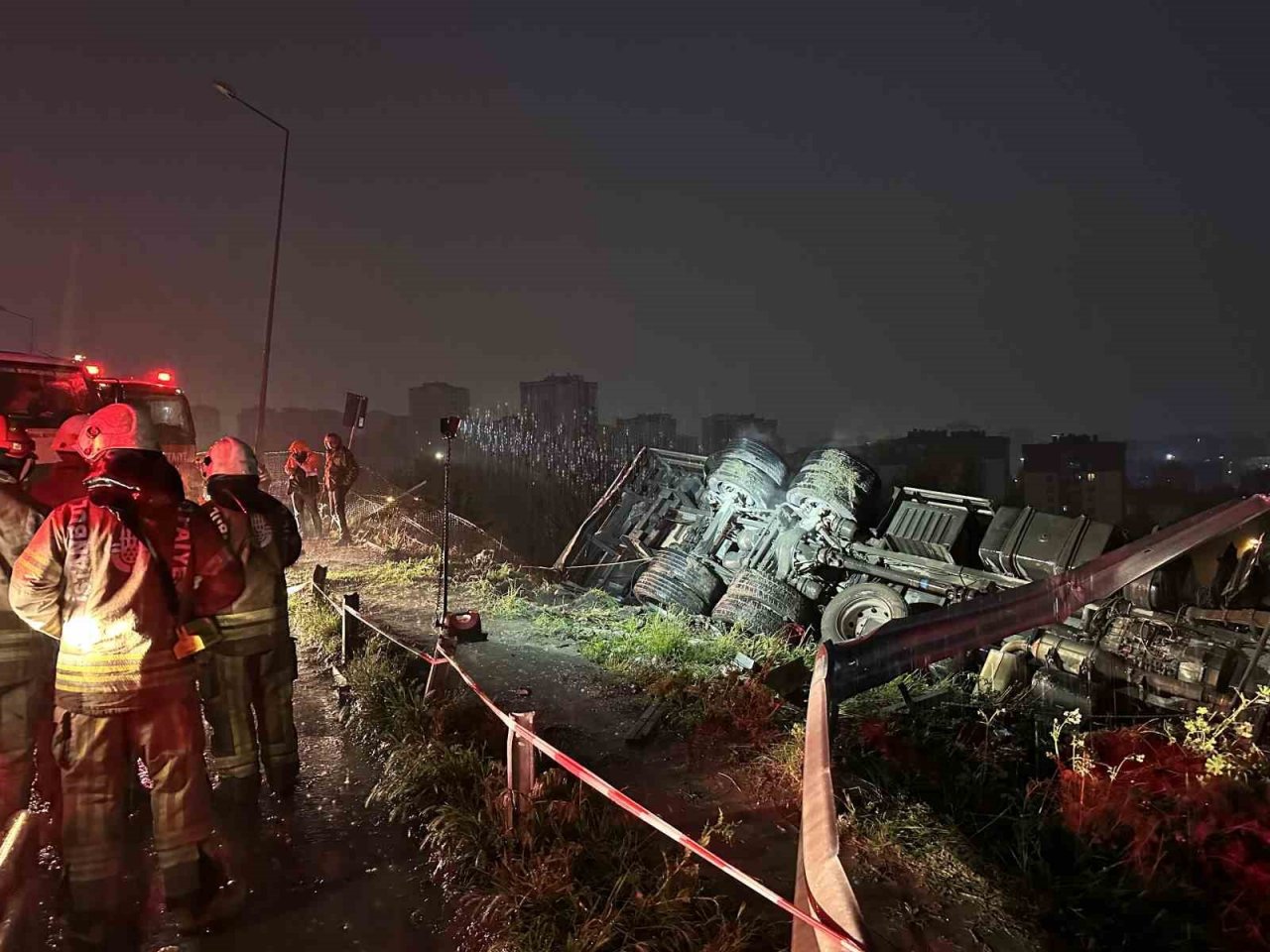 Başakşehir’de iplik yüklü kamyon ağaçlık alana devrildi