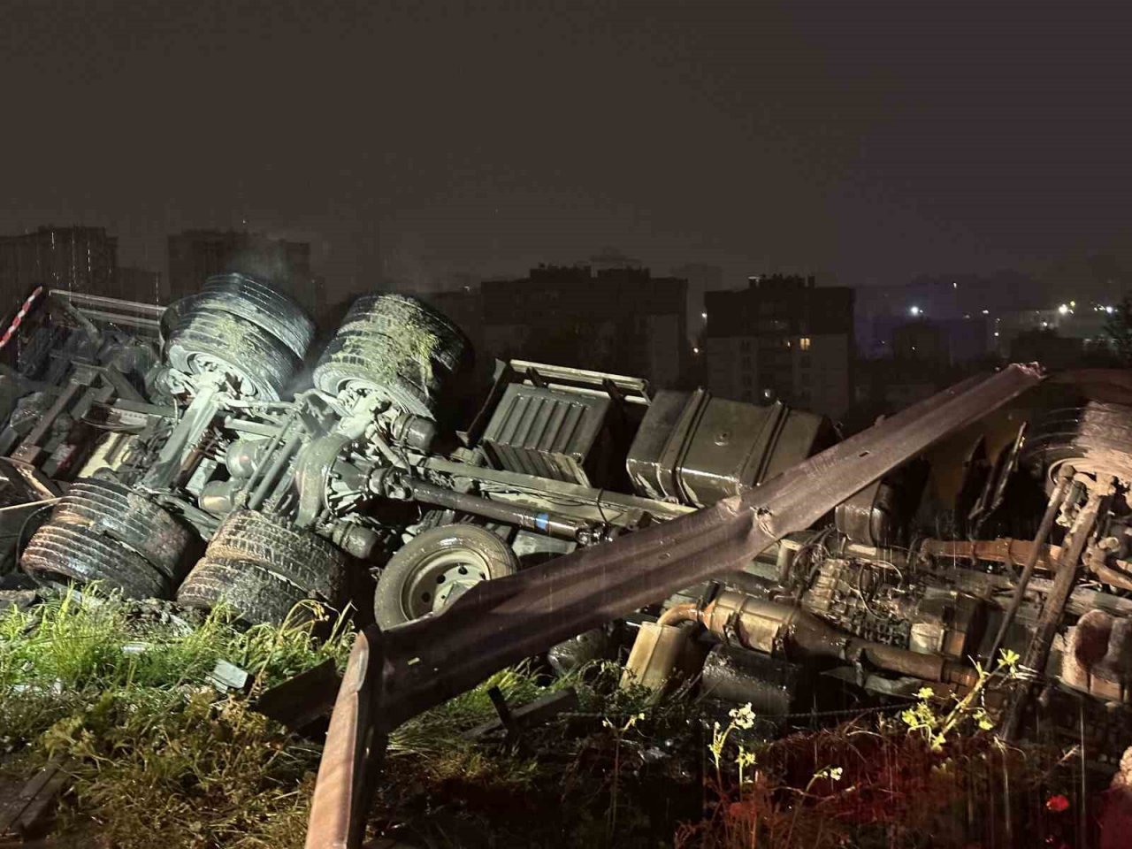 Başakşehir’de iplik yüklü kamyon ağaçlık alana devrildi