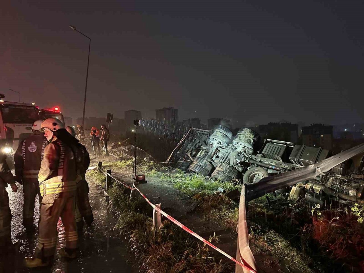 Başakşehir’de iplik yüklü kamyon ağaçlık alana devrildi