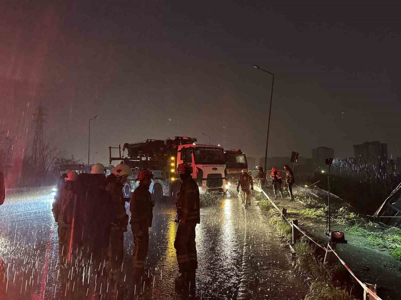 Başakşehir’de iplik yüklü kamyon ağaçlık alana devrildi