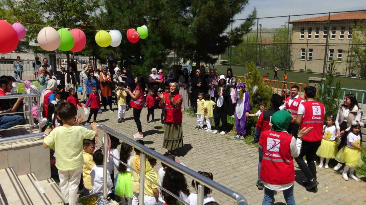 Gercüş’te Kızılay gönüllüleri miniklerin yüzünü güldürdü