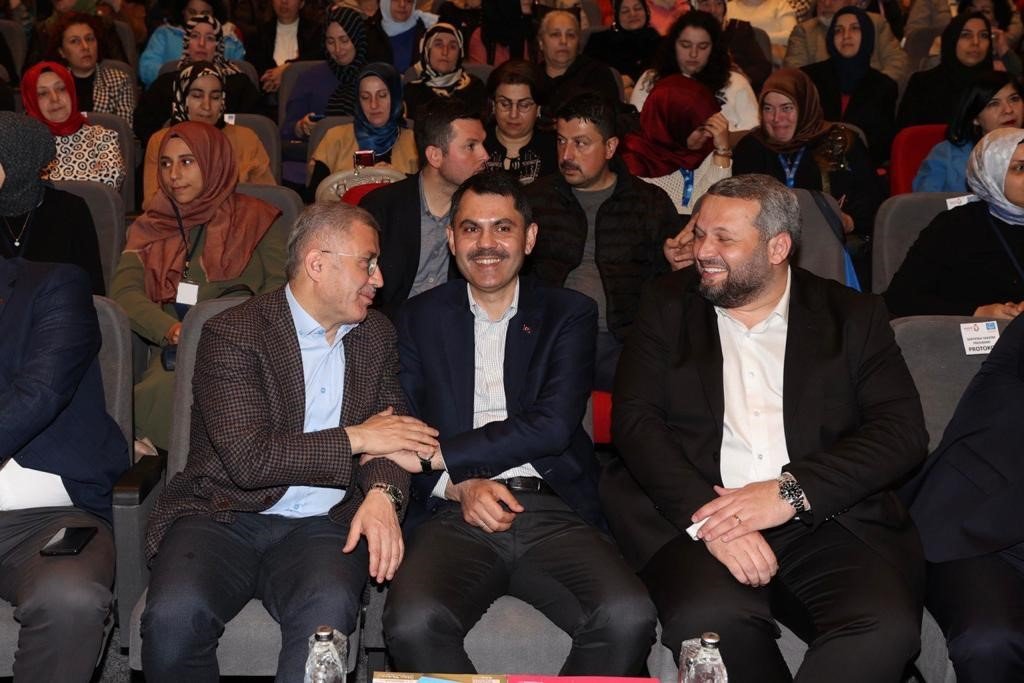 Bakan Kurum: “Türkiye’nin tüm sorunlarını kadınlarımızla, gençlerimizle el ele vererek birlikte aşacağız”